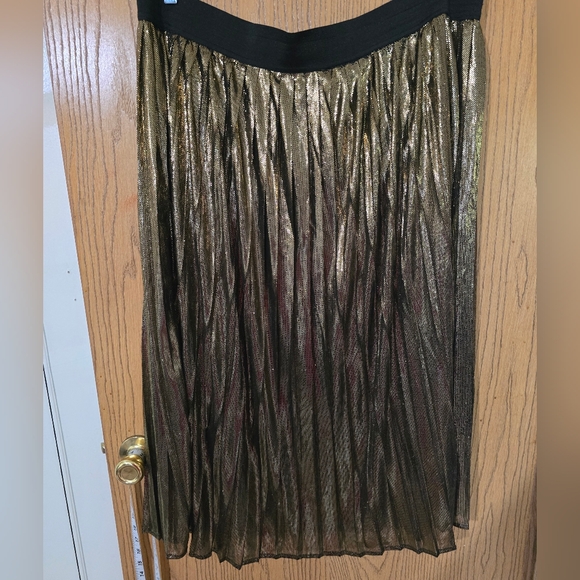 Lane Bryant Elegant Gold Pleated Skirt 22/24 - Picture 2 of 4